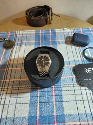 Reloj Seiko SQ Cuarzo Negro y Plateado