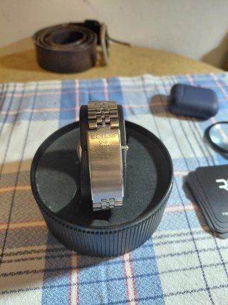 Reloj Seiko SQ Cuarzo Negro y Plateado