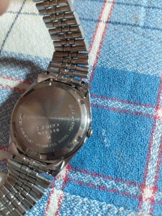 Reloj Seiko SQ Cuarzo Negro y Plateado