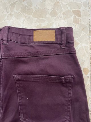Pantalón pitillo Bershka morado talla S