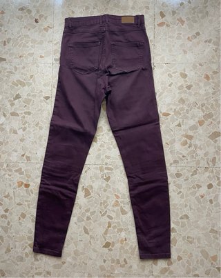 Pantalón pitillo Bershka morado talla S