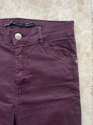 Pantalón pitillo Bershka morado talla S