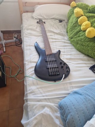Bajo Ibanez 5 cuerdas  Negociable