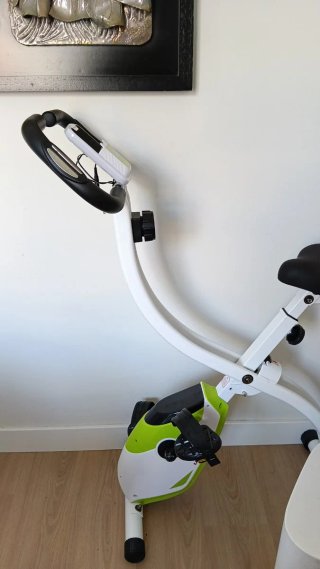 Bicicleta Estática Verde y Blanca