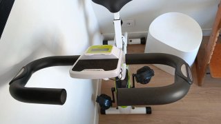Bicicleta Estática Verde y Blanca