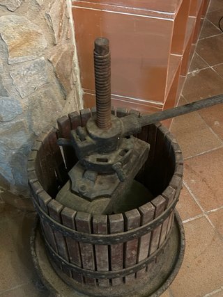 Prensa de vino antigua de madera