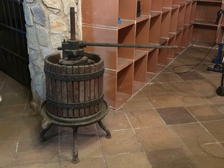Prensa de vino antigua de madera