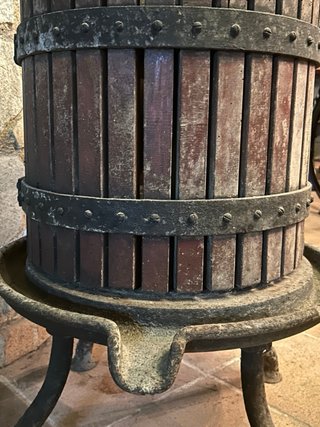 Prensa de vino antigua de madera