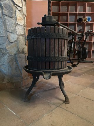 Prensa de vino antigua de madera