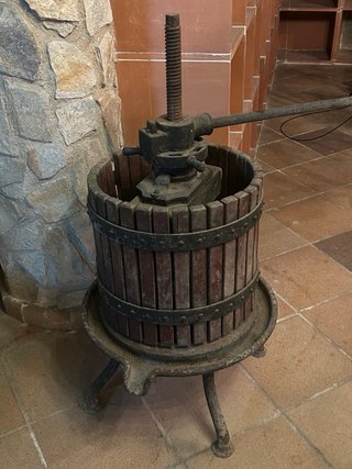 Prensa de vino antigua de madera