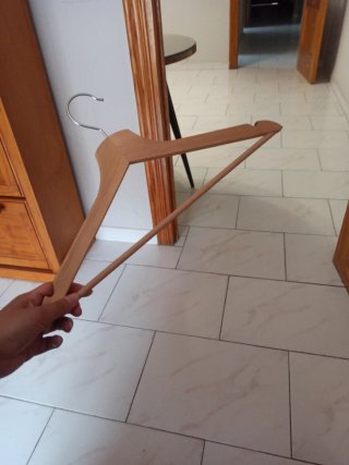 Perchas de madera y metal