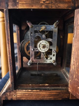 Reloj de sobremesa antiguo de madera