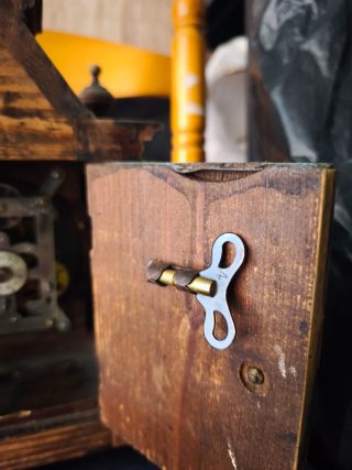 Reloj de sobremesa antiguo de madera