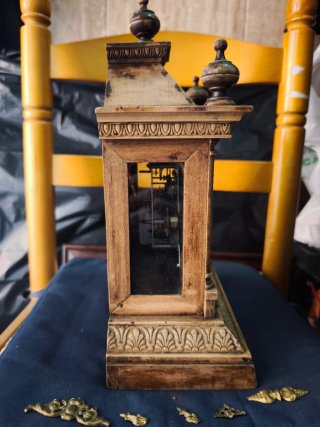 Reloj de sobremesa antiguo de madera