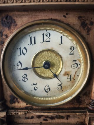 Reloj de sobremesa antiguo de madera