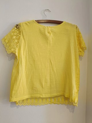 Camiseta amarilla bordada