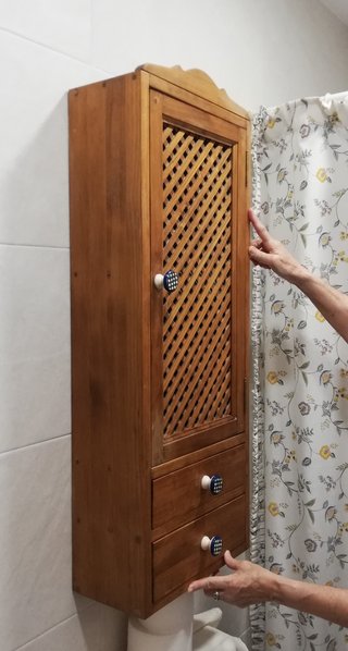 Mueble artesanal de madera para colgar