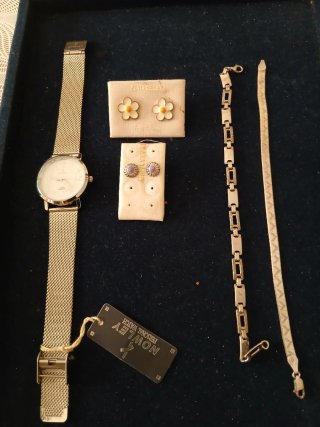 Lote: Reloj Nowley, 2 Pulseras y 2 Pendientes