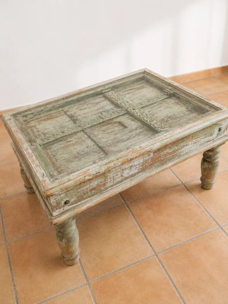 Salón completo: sofá, mesas, lamparas ratán..