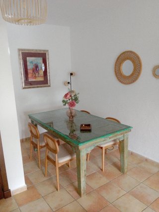 Salón completo: sofá, mesas, lamparas ratán..