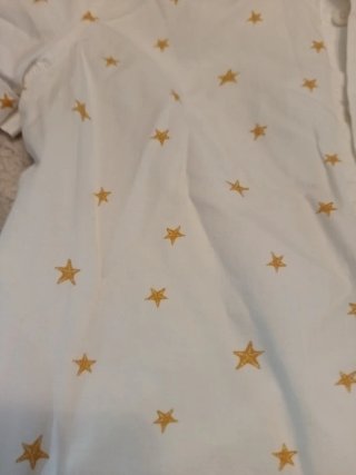 Camisa blanca con estrellas amarillas
