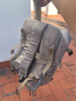 Mochila de viaje beige y gris