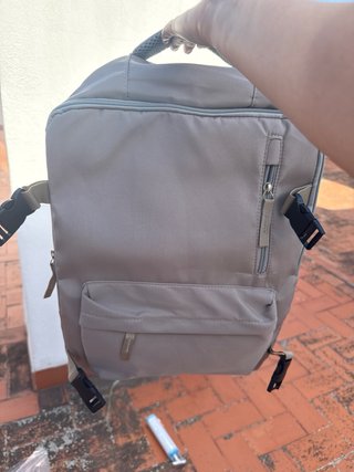 Mochila de viaje beige y gris