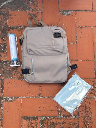 Mochila de viaje beige y gris