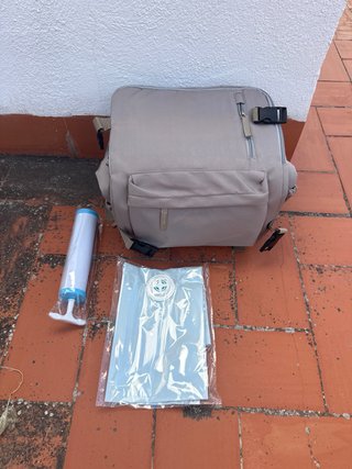 Mochila de viaje beige y gris
