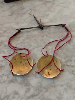 Balanza de cambiasta para monedas de oro