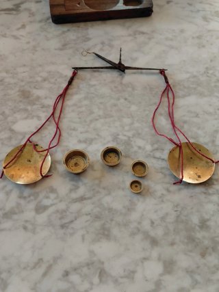 Balanza de cambiasta para monedas de oro