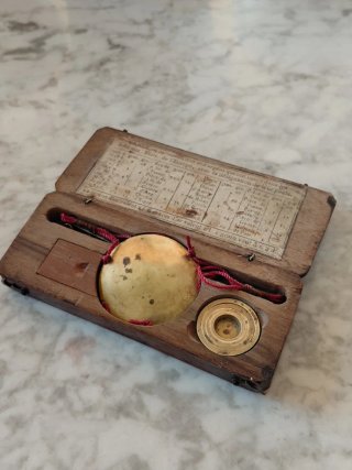 Balanza de cambiasta para monedas de oro