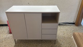 Recibidor blanco y madera con patas metálicas