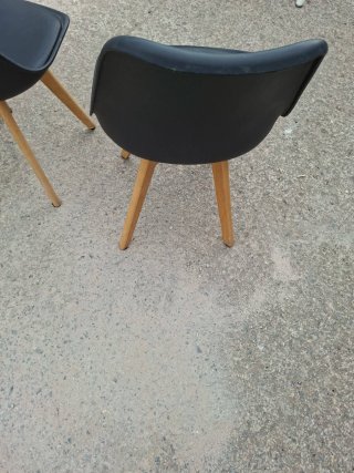 3 Sillas Negras Plástico y Madera