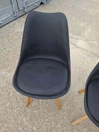 3 Sillas Negras Plástico y Madera