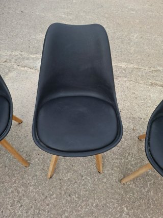 3 Sillas Negras Plástico y Madera