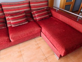 Sofá modular rojo con cojines