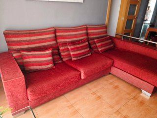 Sofá modular rojo con cojines