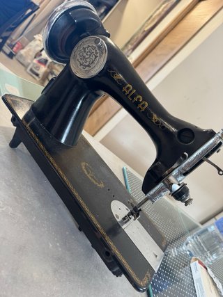 Máquina de coser Alfa antigua