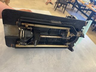 Máquina de coser Alfa antigua