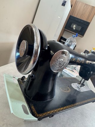 Máquina de coser Alfa antigua