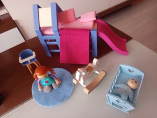 Casa de muñecas y accesorios