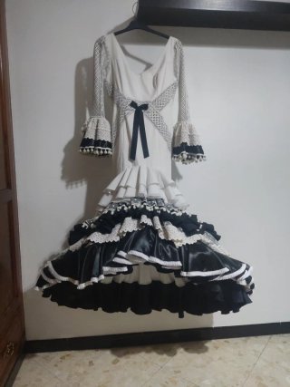 Traje de Flamenca Negro y Blanco