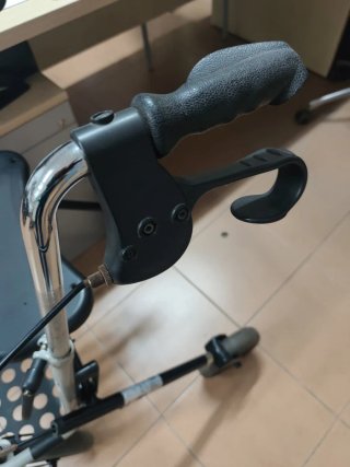 Andador 4 ruedas con asiento
