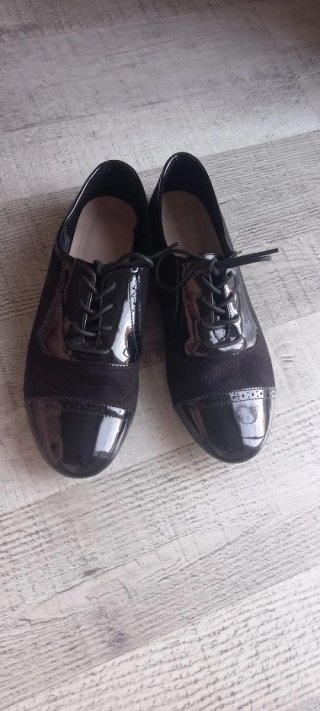 Zapatos charol negros con cordones