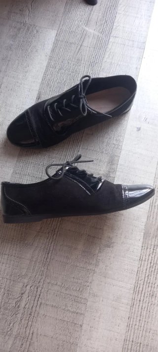 Zapatos charol negros con cordones