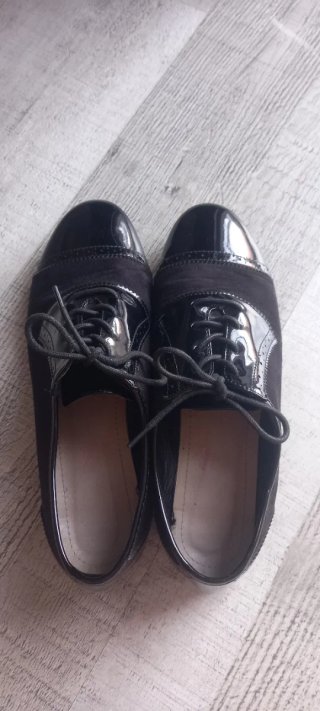 Zapatos charol negros con cordones