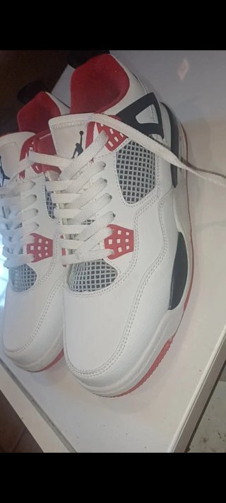 Zapatillas Jordan Blancas y Rojas