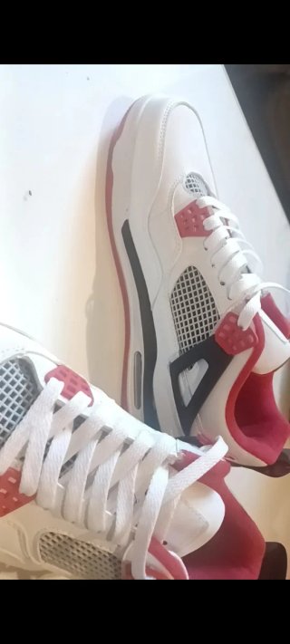 Zapatillas Jordan Blancas y Rojas