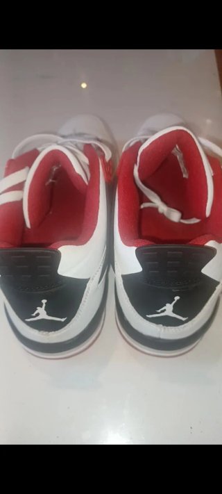 Zapatillas Jordan Blancas y Rojas